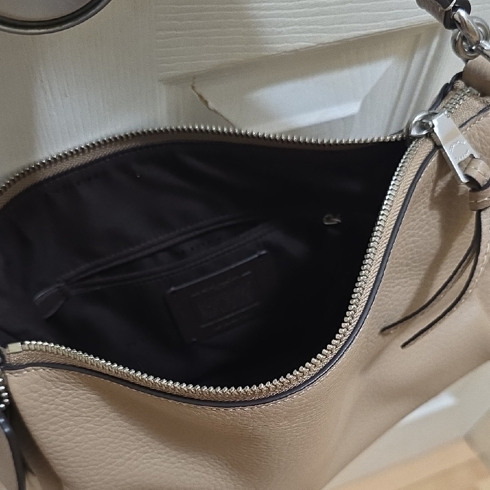Coach Tan Shoulder Bag with Slouchy Design - Picture 4 of 4